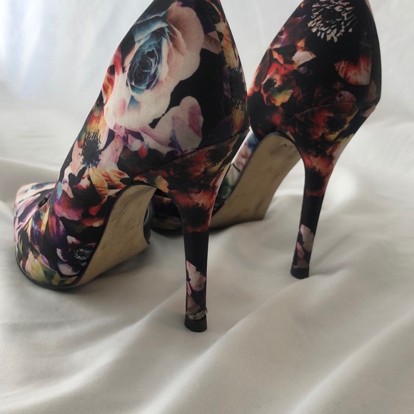 Women’s 3.5” Guess Heels - Picture 2 of 4